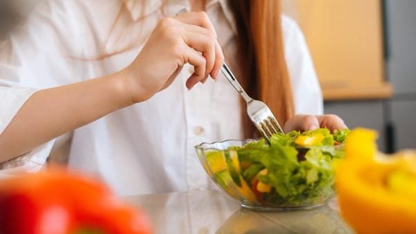 饮食营养左右情绪 放下手机细细品嚐