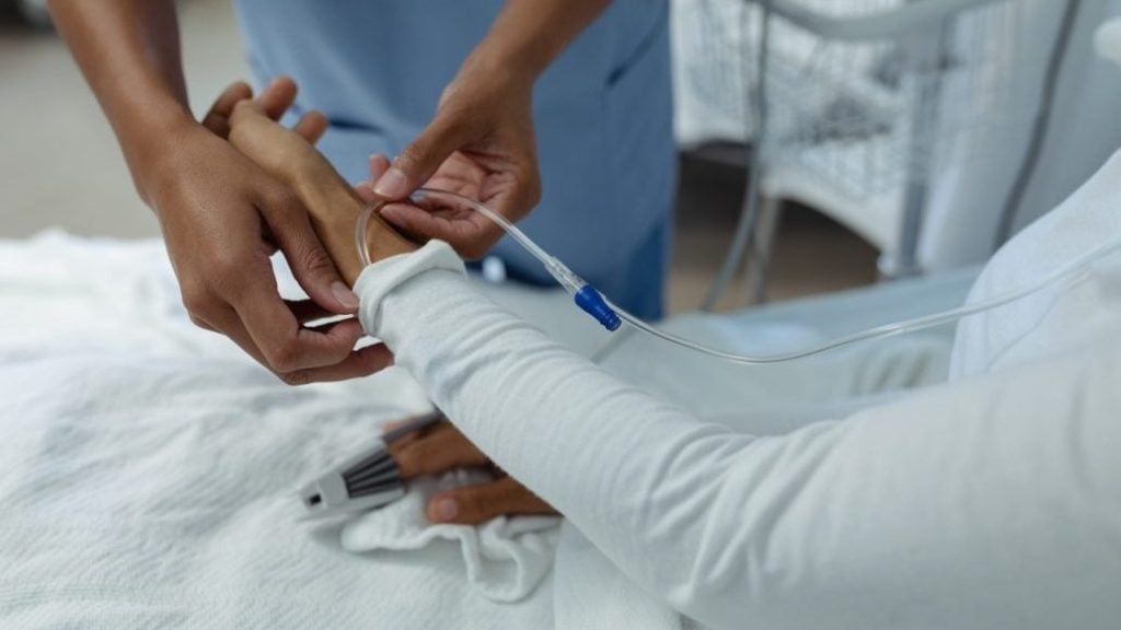 女子玩牌喝汽水后突昏倒撞地　诊断为迷走神经昏厥