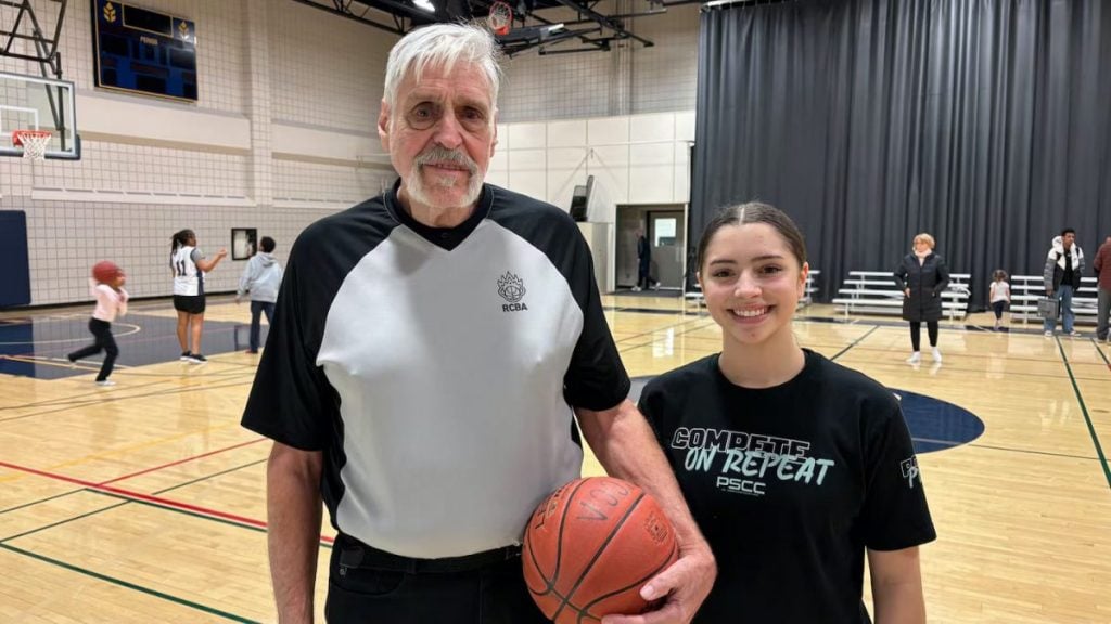 “只要还跑得动就继续” 加拿大80岁球判破纪录