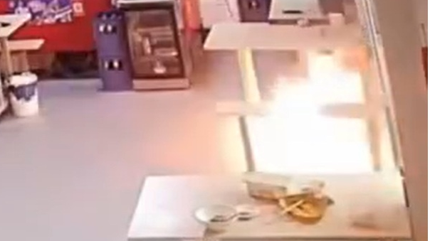 流浪猫浑身着火冲入店内 店主紧急灭火救治