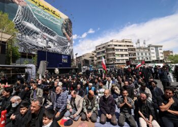 SEJUMLAH penduduk Iran bersolat selepas pengumuman gencatan senjata di Teheran, kelmarin. - AFP