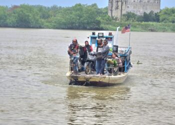 SEBUAH bot penambang membawa penumpang menyeberang Sungai Perak ke Teluk Intan, Perak ketika tinjauan semalam.